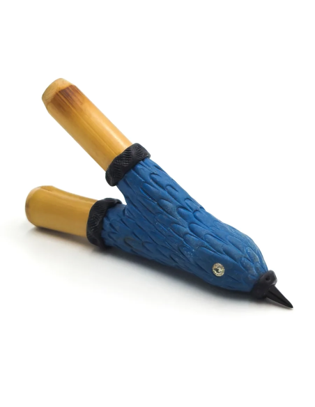 Bambus-Kuripe – Blauer Vogel – Vogel aus blauem Harz mit eingeritzten Federn und schwarzem Schnabel, Gesamtansicht