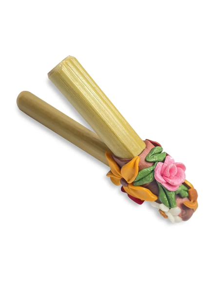 Bambus-Kuripe – Blumen – Bambusröhren mit modellierter Rose, Blüten und Blättern, Gesamtansicht