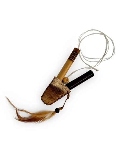 Bambus-Kuripe – Ararunart Feather – Röhren in Ledermanschette mit Schnur, Perlen und Feder