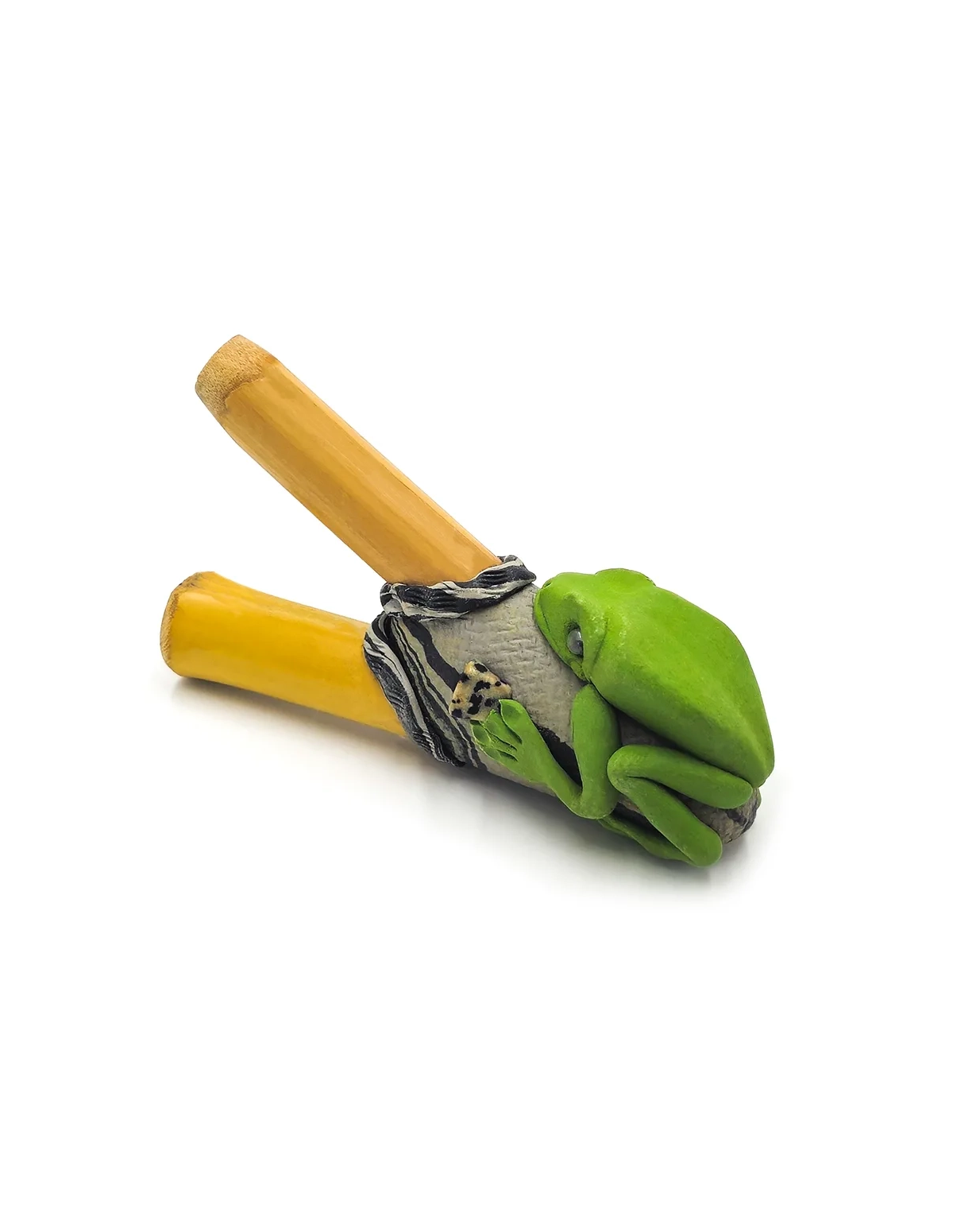 Bambus-Kuripe – Kambo – grüner Frosch und gesprenkeltes Element, Seitenansicht