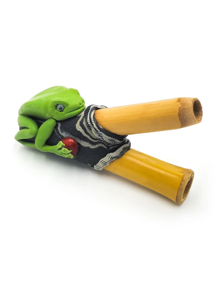 Bambus-Kuripe – Kambo – Froschfigur auf dem marmorierten Körper, Detail