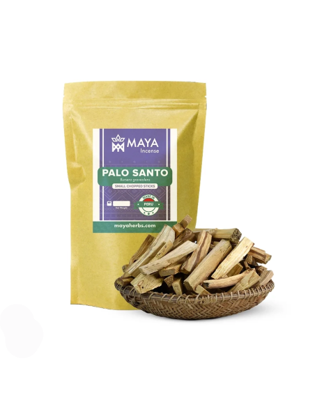 Palo Santo aus Peru – Kleine gehackte Holzstücke, Bursera graveolens – etikettierter Beutel und Korb mit Holzstücken