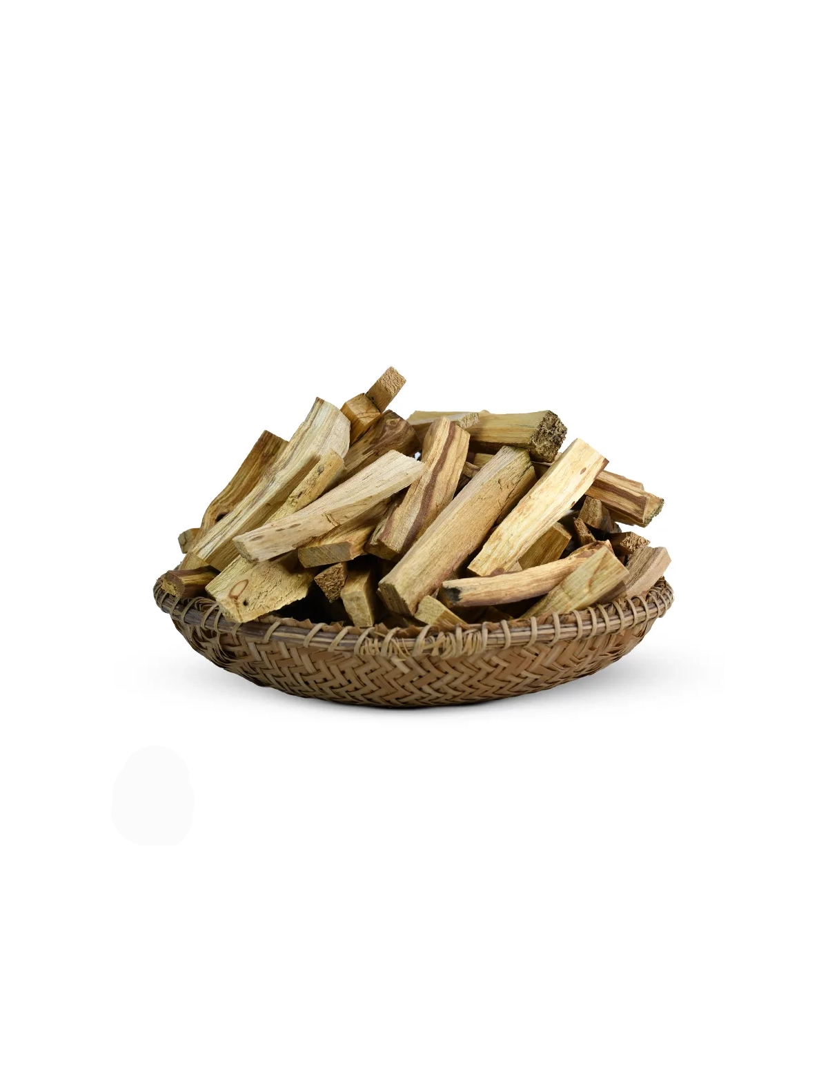 Palo Santo aus Peru – Kleine gehackte Holzstücke, Bursera graveolens – Holzstücke in einem geflochtenen Korb, Detail