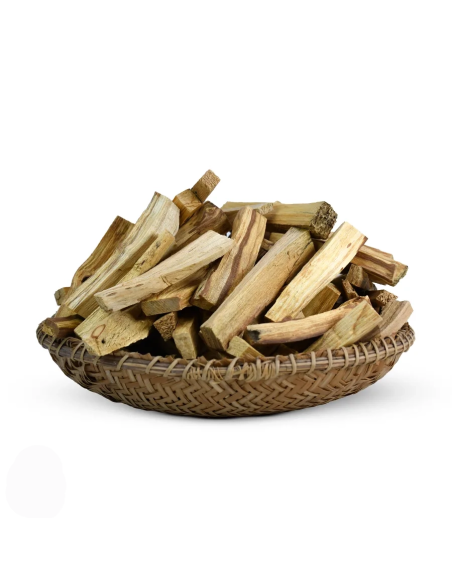 Palo Santo aus Peru – Kleine gehackte Holzstücke, Bursera graveolens – Holzstücke in einem geflochtenen Korb, Detail