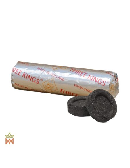Three Kings Kohletabletten – Silberrolle mit Markenaufdruck neben zwei 33-mm-Tabletten