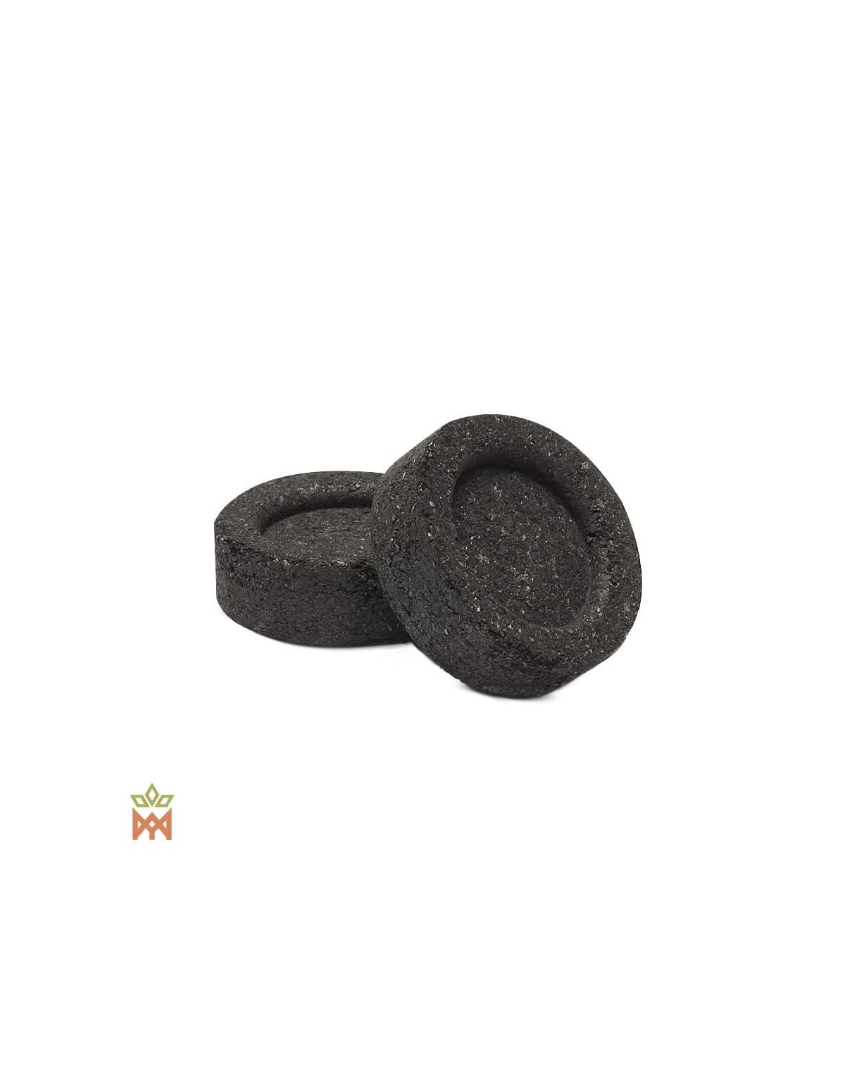 Three Kings Kohletabletten – zwei schwarze Tabletten mit flacher Mulde, Nahaufnahme