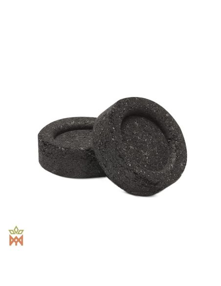 Three Kings Kohletabletten – zwei schwarze Tabletten mit flacher Mulde, Nahaufnahme
