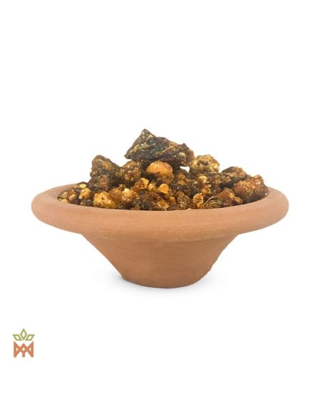 Opopanax aus Somalia – Räucherharz, Opopanax chironium – dunkelbraune und bernsteinfarbene Harzstücke in einer Tonschale, Detail
