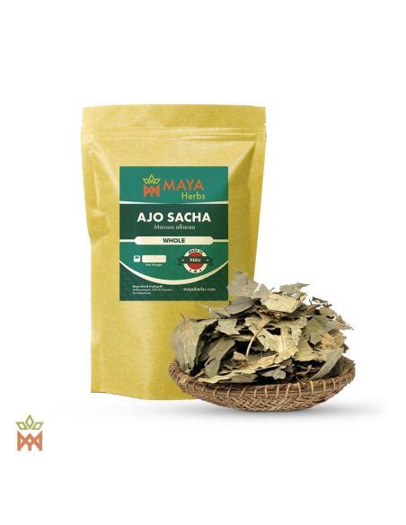 Peruanischer Ajo Sacha (Mansoa alliacea) – Maya-Herbs-Beutel und ganze graugrüne Blätter im Flechtkorb
