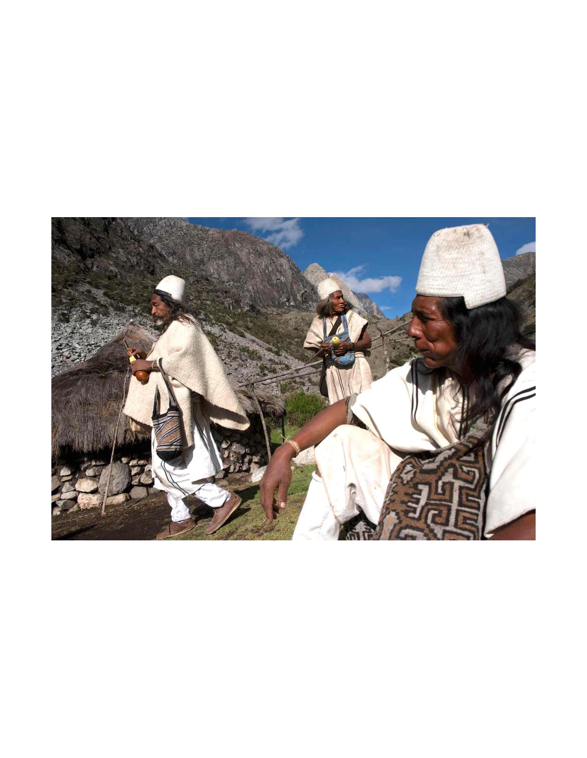 Zeremonieller Kakao der Arhuaca aus Kolumbien – Menschen in weißer traditioneller Kleidung in einem Bergtal
