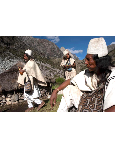 Zeremonieller Kakao der Arhuaca aus Kolumbien – Menschen in weißer traditioneller Kleidung in einem Bergtal