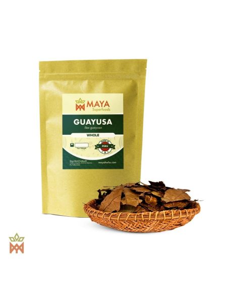 Guayusa aus Peru (Ilex guayusa) – Beutel von Maya Herbs mit Aufdruck Whole, braune Blätter auf einem Flechttablett