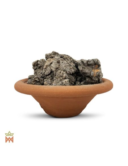 Grauer Copal aus Peru – dunkelgraue und graubraune Copal-Stücke in einer Tonschale, Seitenansicht