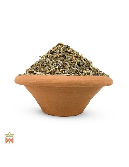 Aromatische Kumbaya-Mischung – geschnittene Kräuter mit violetten Blütenteilen in einer Tonschale