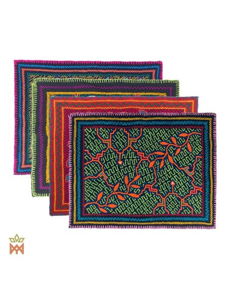 Shipibo-Dekotextil – Zehn Designs zur Auswahl – mehrere bestickte Textilien nebeneinander