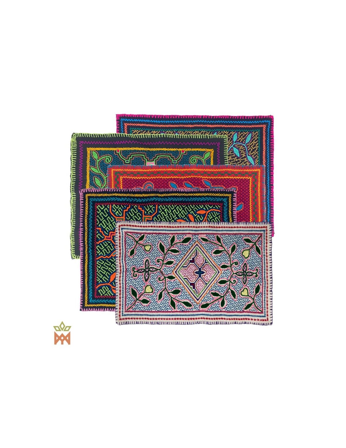 Shipibo-Dekotextil – Zehn Designs zur Auswahl – Textilgruppe, vorne ein Stück mit Blattmotiven