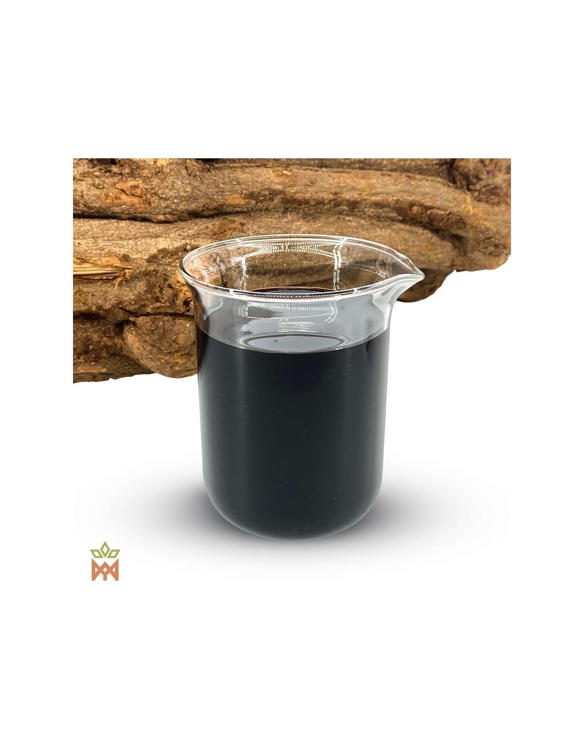 Roter Caapi aus Peru – 12:1-Flüssigextrakt, Banisteriopsis caapi – Becherglas mit dunklem Extrakt vor einem Lianenabschnitt