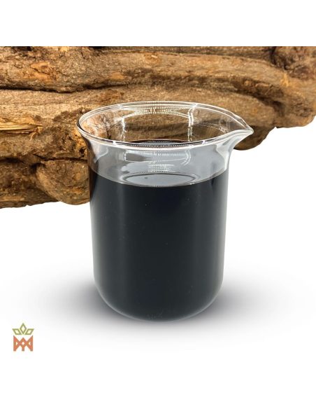 Roter Caapi aus Peru – 12:1-Flüssigextrakt, Banisteriopsis caapi – Becherglas mit dunklem Extrakt vor einem Lianenabschnitt