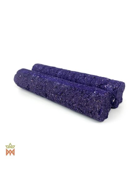 Zwei violette Räucherstangen mit Lavendel und Palo Santo, körnige Oberfläche