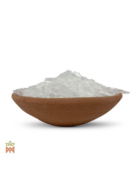 Menthol aus Indonesien – farblose bis weiße, nadelförmige Mentholkristalle in einer Tonschale