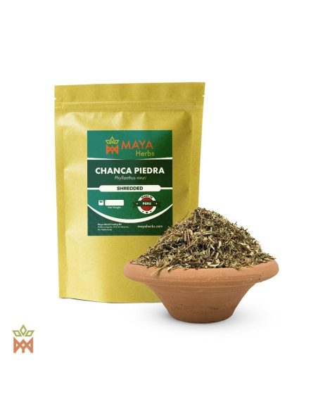 Chanca Piedra aus Peru – Geschnittenes Kraut, Phyllanthus niruri – etikettierter Beutel und Tonschale mit Kraut
