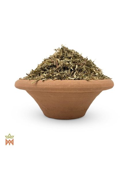 Chanca Piedra aus Peru – Geschnittenes Kraut, Phyllanthus niruri – geschnittene Blätter und Stängel in einer Tonschale